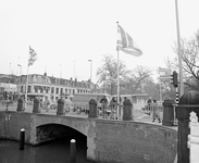 83430 Gezicht op de Wittevrouwenbrug over de Stadsbuitengracht te Utrecht tijdens het plaatsen van vlaggemasten in ...